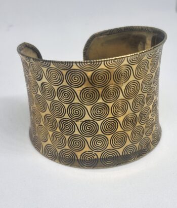 brazalete bronce con dibujo de espirales en bronce
