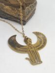 colgante bastet en acero dorado con cadena