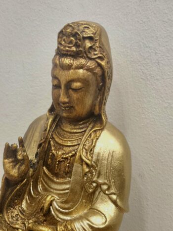 Figura de Quan Yin dorada en resina – 25 cm